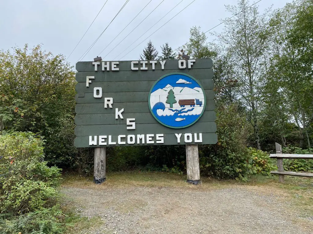 Forks-Welcome-Sign