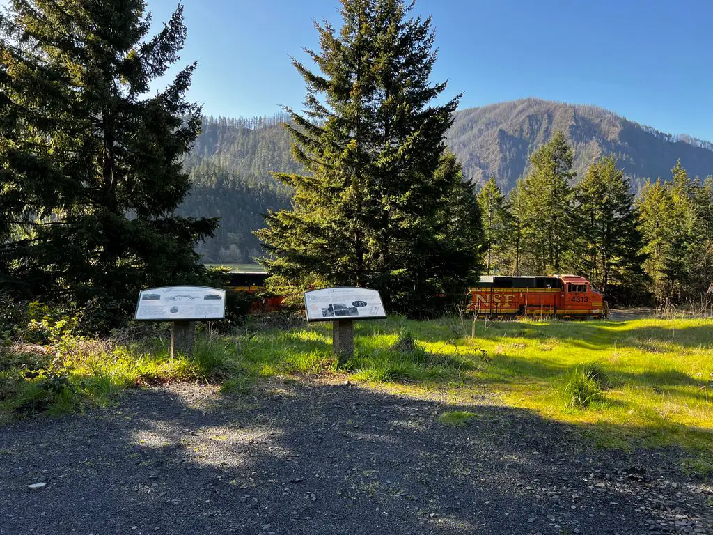 WA-State-Historical-Marker-18-The-North-Bank-Railroad-1